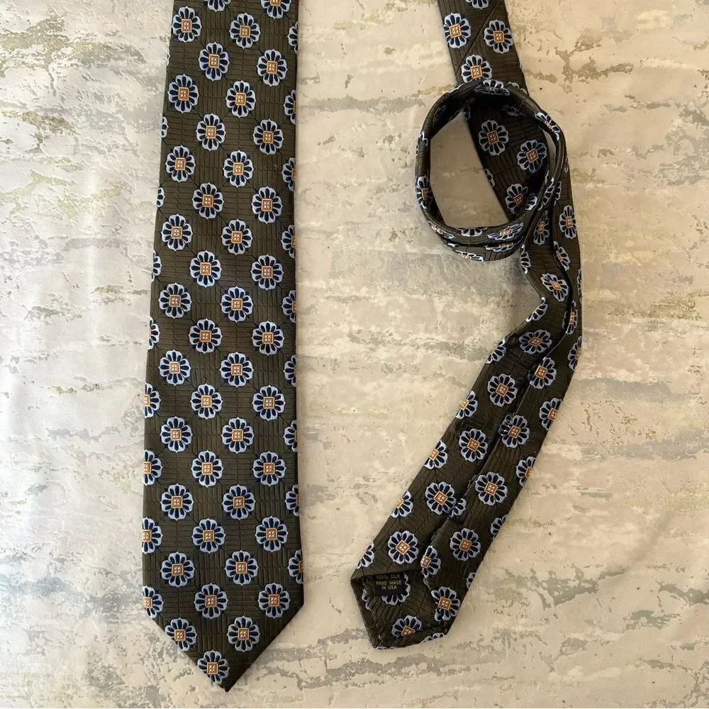 Jos A Bank Signature Gold 100% silk handmade USA tie